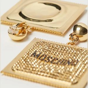 MOSCHINO x H&M – Gold Pleated Clipped Earrings